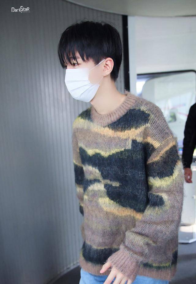 王俊凯忙着穿毛衣,王源忙着新歌录制,千玺你又在干什么?