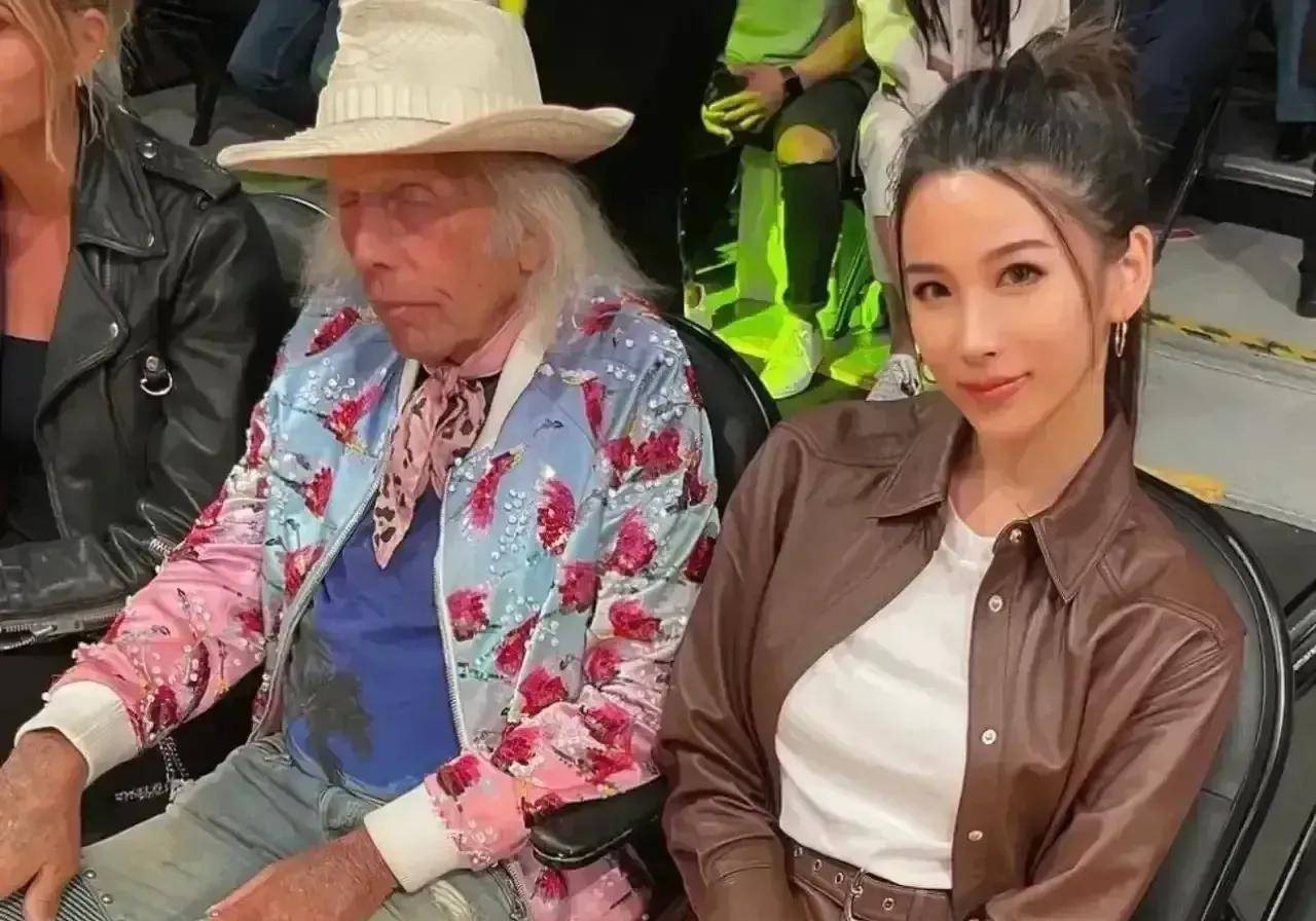 传奇球迷专注看球六十多年,导致一生未婚,但身边从