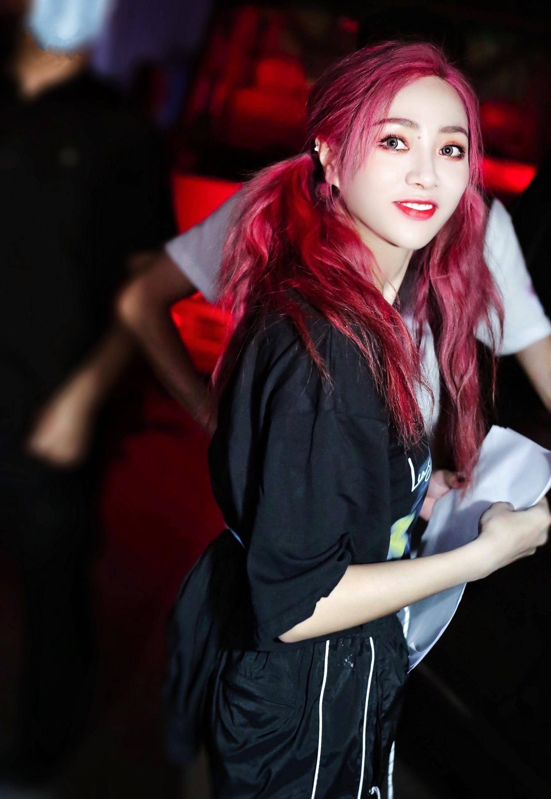 红发双马尾的谢可寅像卡通少女一样华丽可爱,让人羡慕_身材_毛线帽