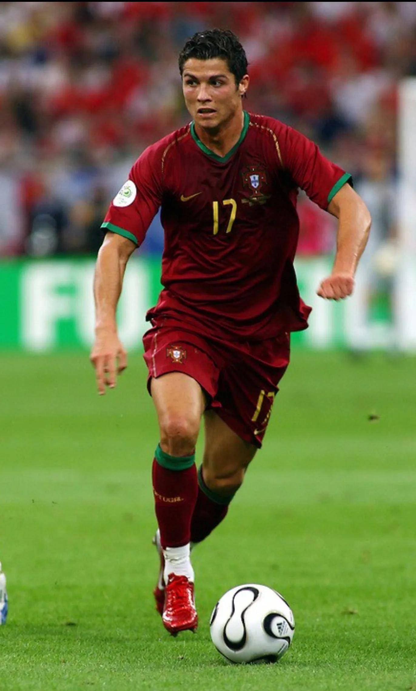 2006年的c罗还被称作小小罗,那支葡萄牙队的大佬还是菲戈,德科,保莱塔