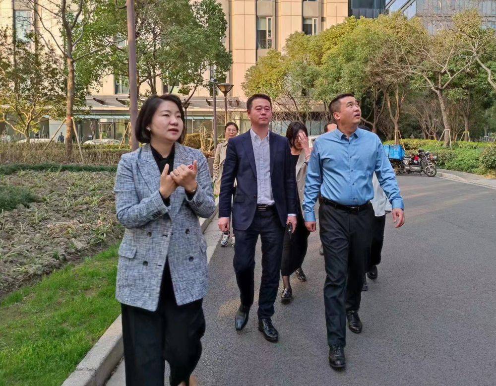 随后,在国家技术转移东部中心副总裁朱烨的带领下参观了烟台飞地及