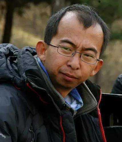 身材矮小演丑角20年,逆袭娶貌美娇妻,今成《最美逆行者》导演_外表