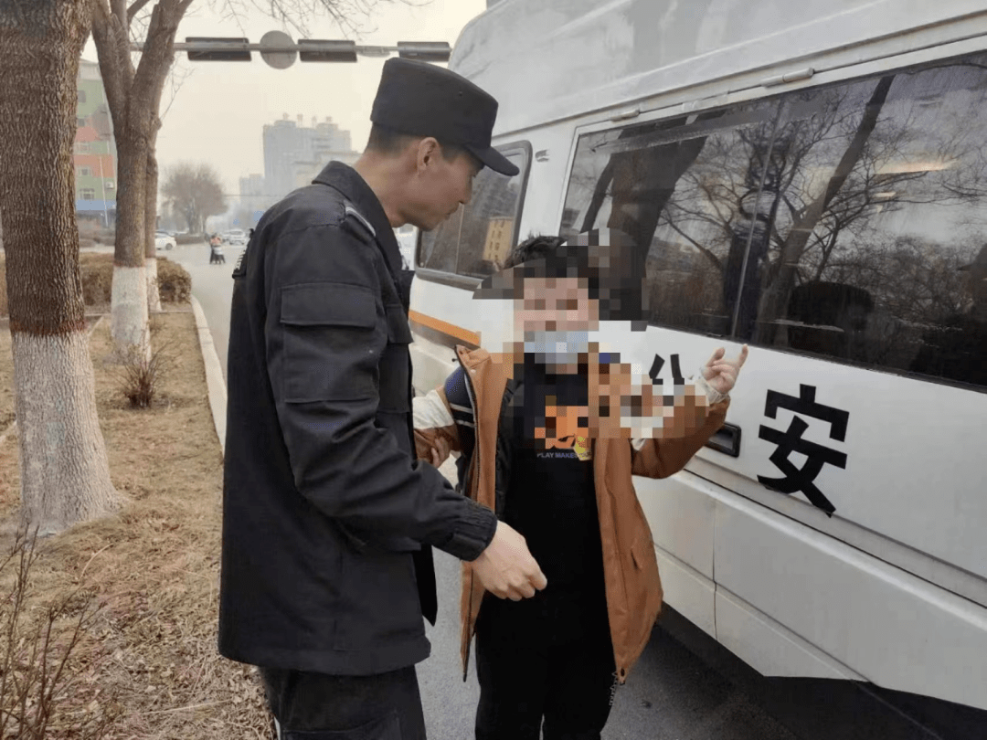 迁安市公安局:巡控队员热心救助走失学生获赠锦旗_男孩_裴先生_儿子