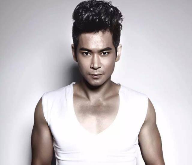 李炳渊又出现在《李小龙传奇》这部作品里,演的是黄皮小子