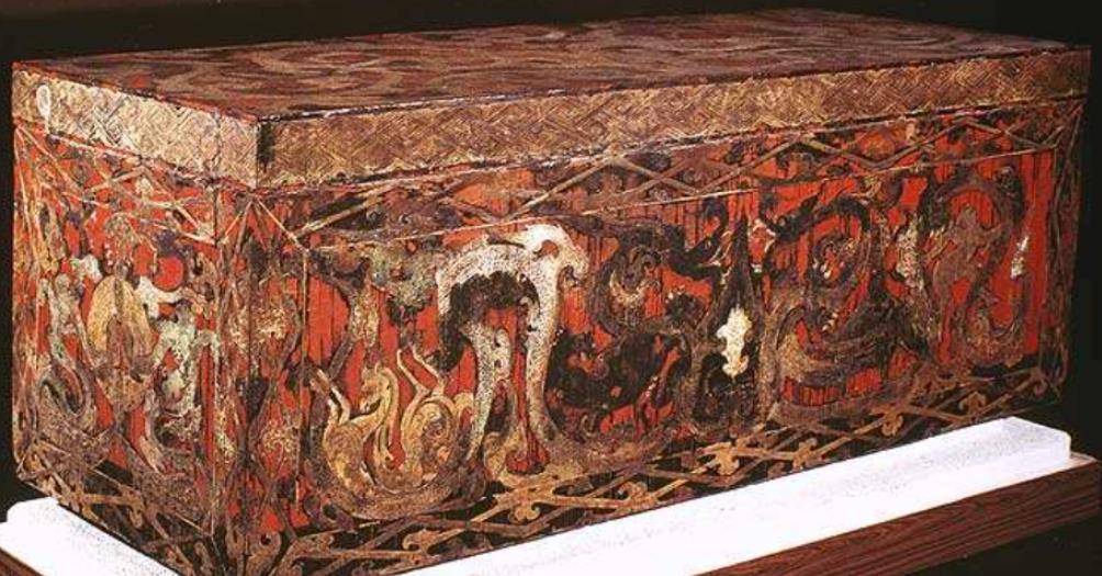 了文物贩子葛玛桑珠,对方看到精美的陪葬品之后,对棺材产生了浓厚兴趣