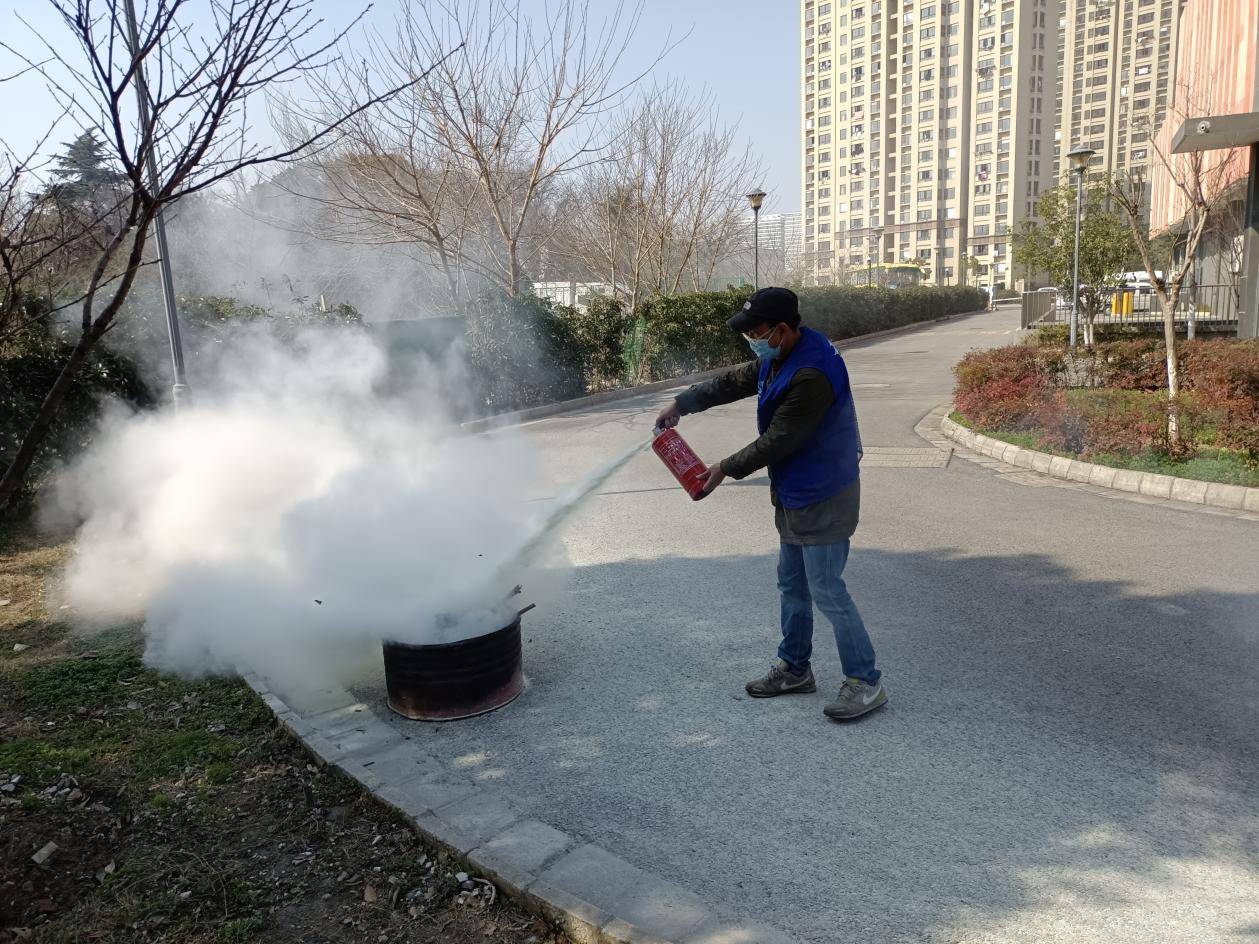 物业安全员穿什么衣服(小区物业安全员)