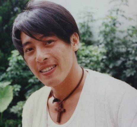 然后也有一些半途出家的,比如吕颂贤,从亚视半路转到tvb.