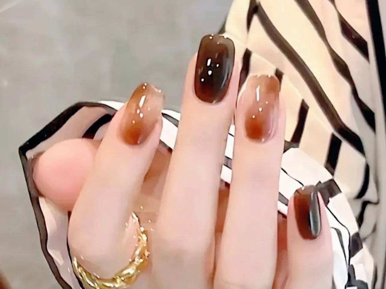 高级琥珀显白美甲,2023春夏流行气质款,不得不爱_勾边_棕色_无名指