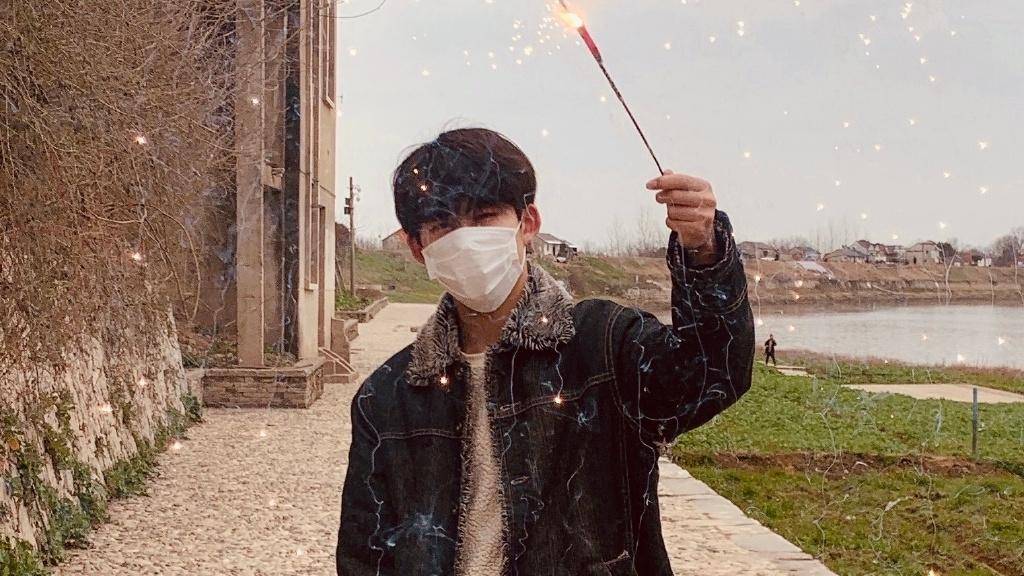 原际画艺人被当成素人,女孩上前要联系方式,身旁队友表情成亮点