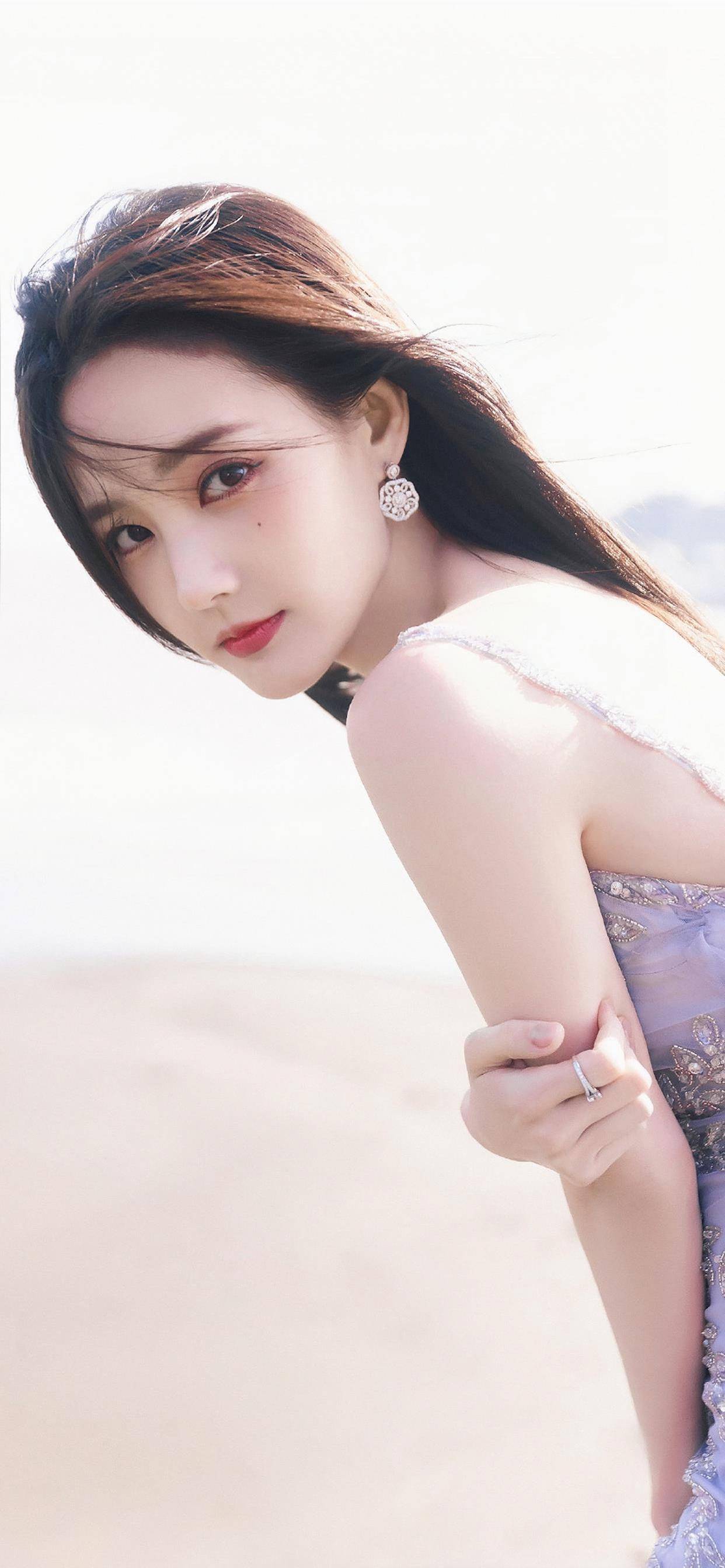 李一桐紫色吊带小长裙写真,娇柔温婉之美,非常养眼!