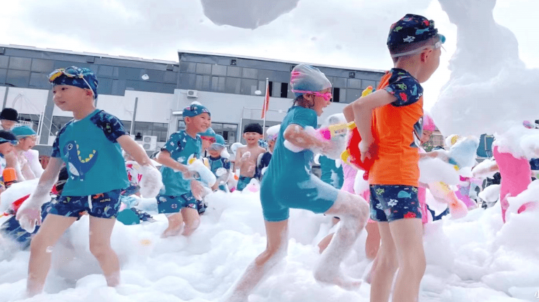 主题内容:① 趣味签到(吹气球绑在丝带上写上自己的名字)②换装,热身