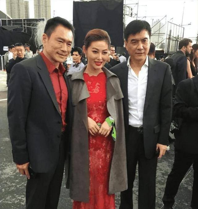 更有记者特地采访两人的态度,问丁海峰是否真的和王思懿产生了感情?