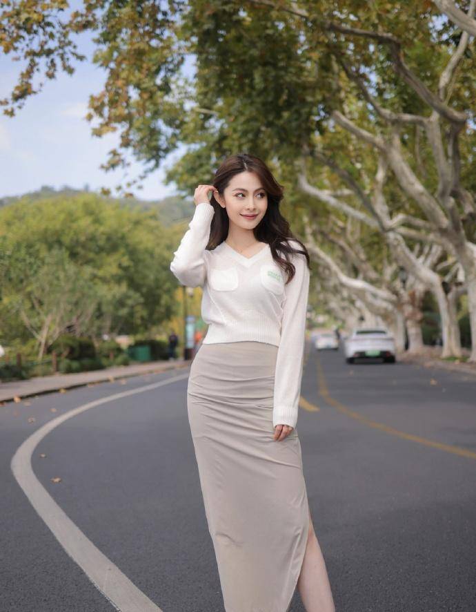 这是毕慧坐在湖边的全身照片.