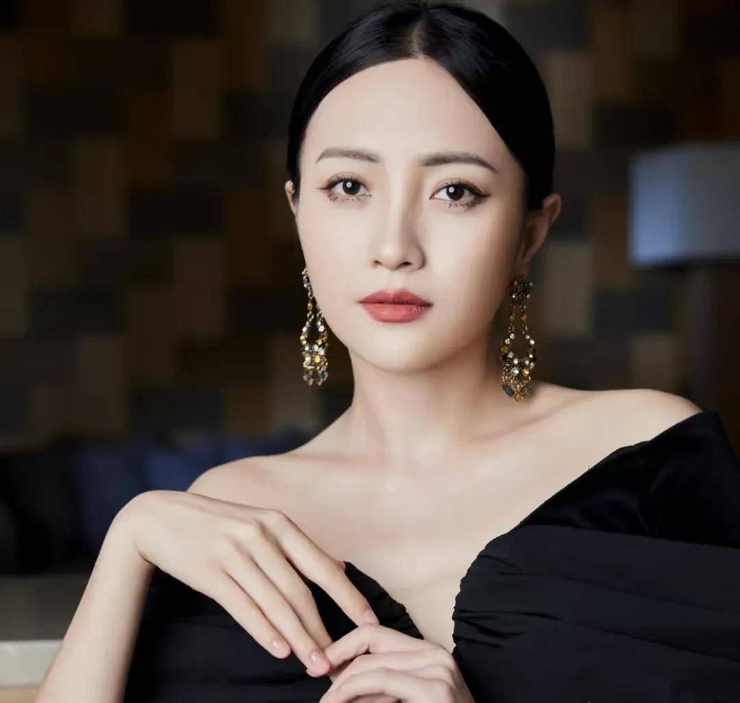 女演员江易轩主动承认是约会女主,澄清公关失败_包文婧_网友_短发