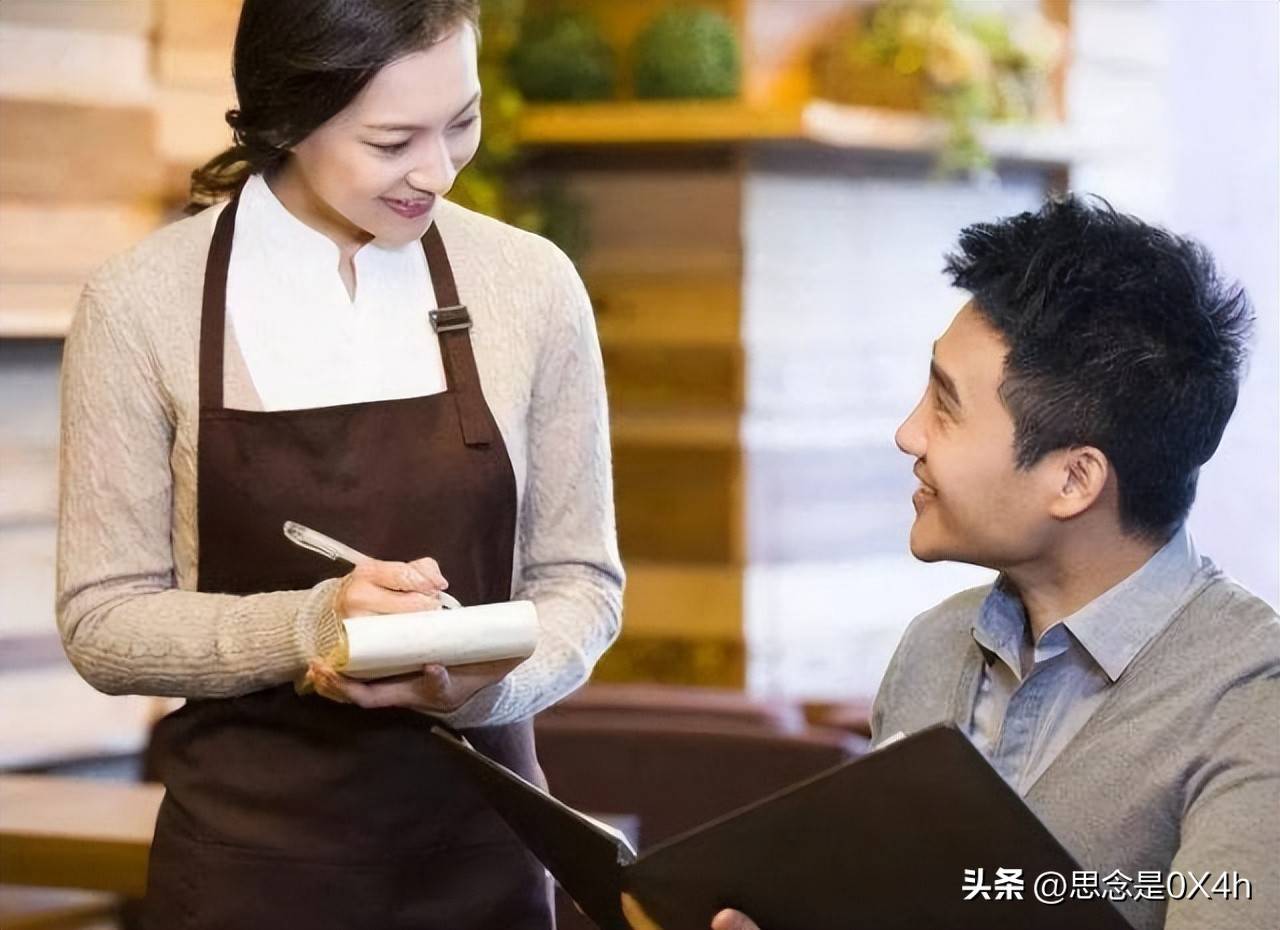 去饭店就餐时,服务员会看着你点菜,点完菜后为何立马收走菜单?