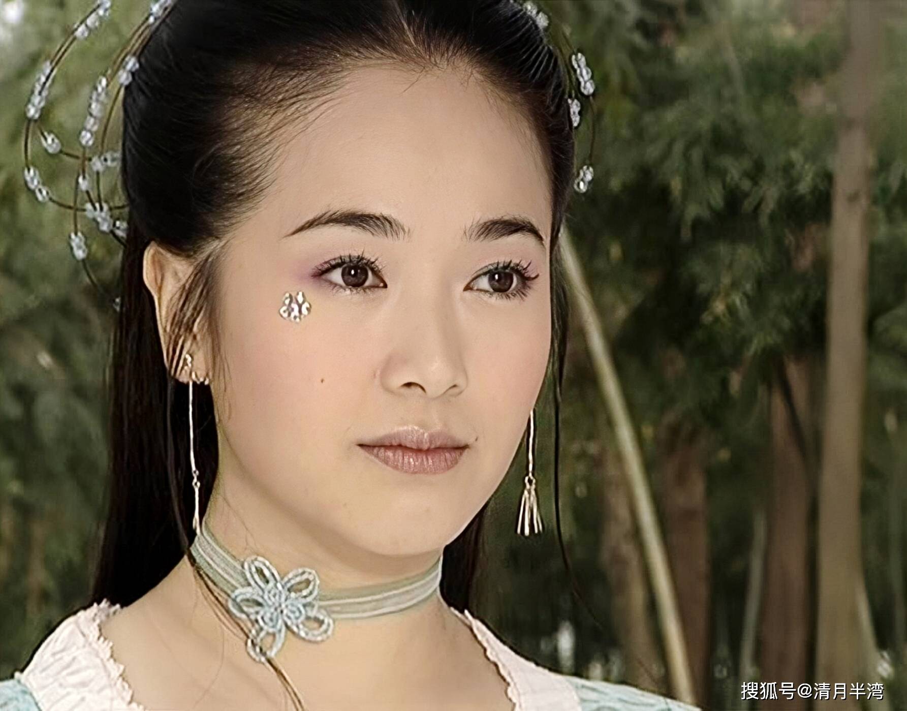 幸运的是,颜值巅峰期的左小青接到了《名捕震关东》中的雅风一角.