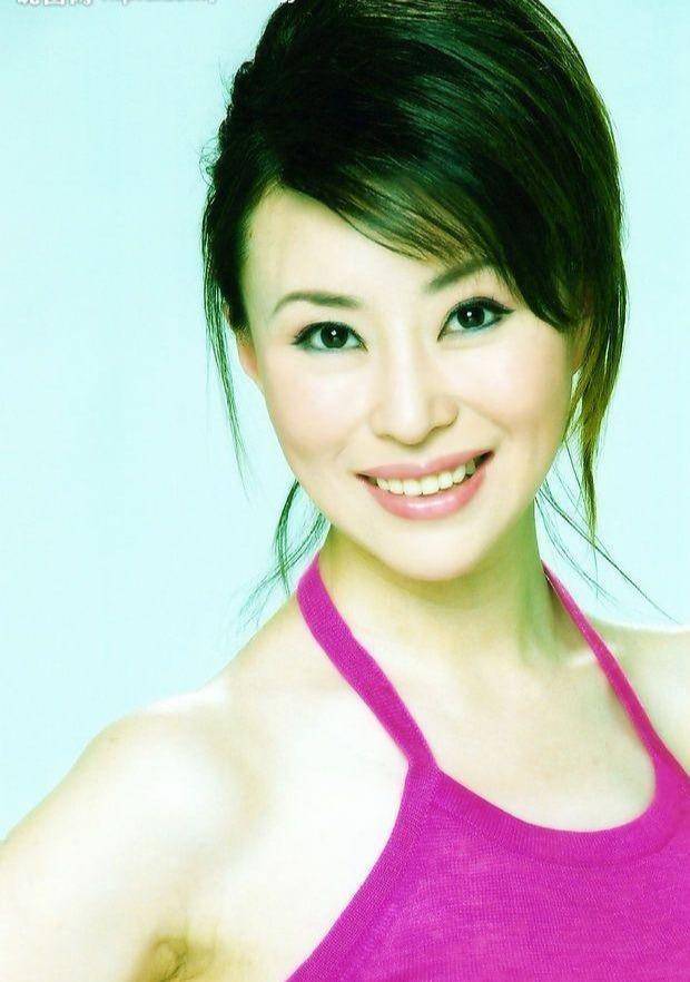 那么另外一位很优秀的民歌歌手祖海被称为新一代的"民歌天后"