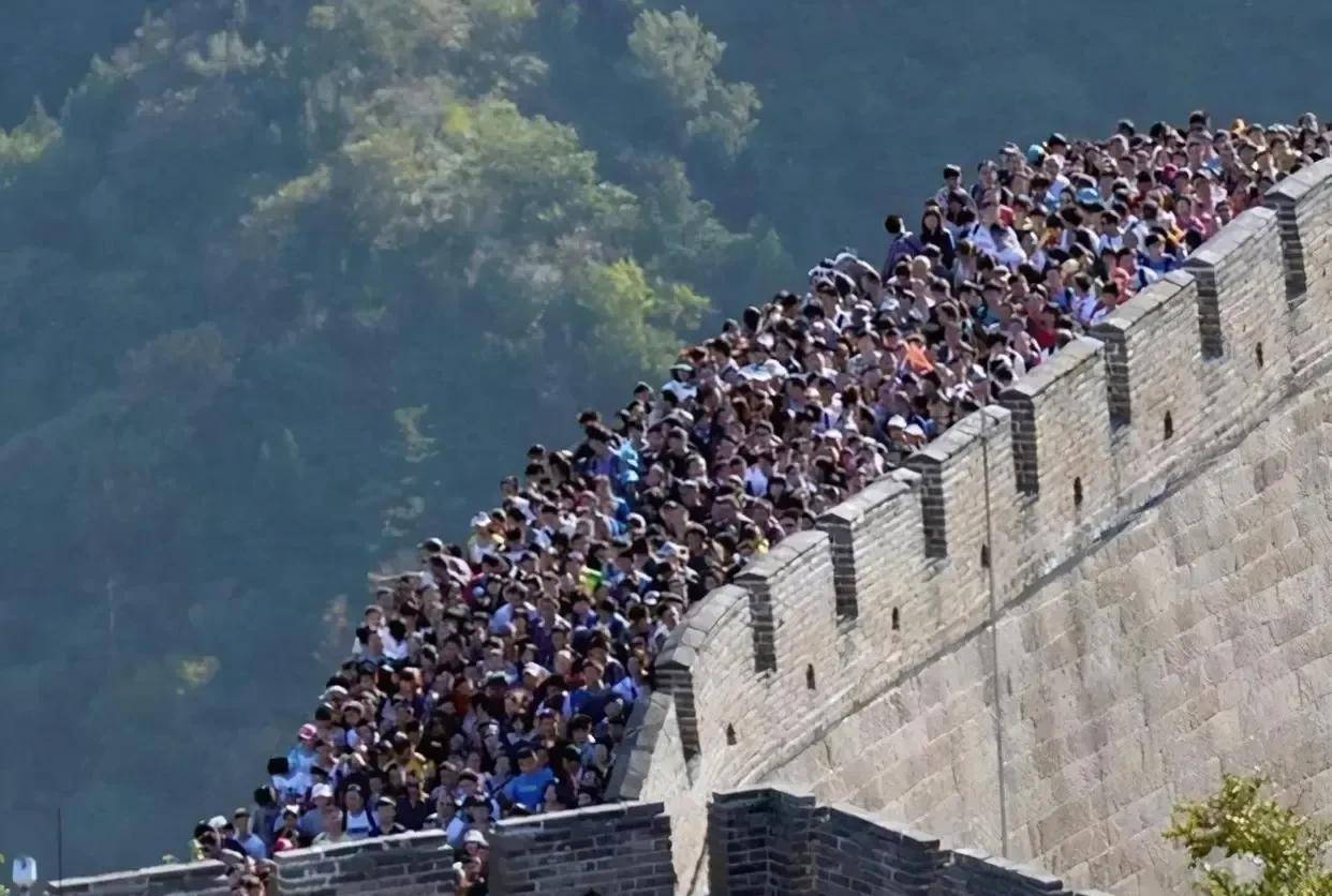 黄金周到长城旅游 一步也挪不动, 看了个人头返回搜狐,查看更多