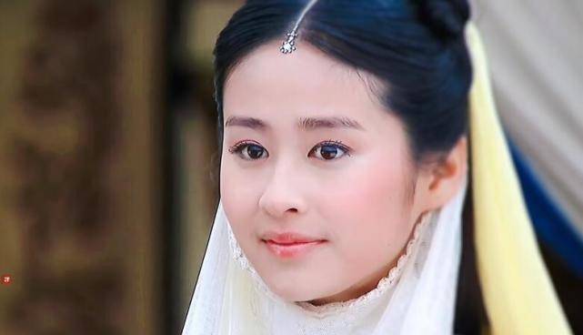 颖儿跟金晨一样,是一位在影视作品中嘴歪得比较明显的女演员,说话的