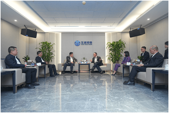 董事,副总裁杨涛和揭东区委常委,常务副区长黄济勇代表双方完成签约
