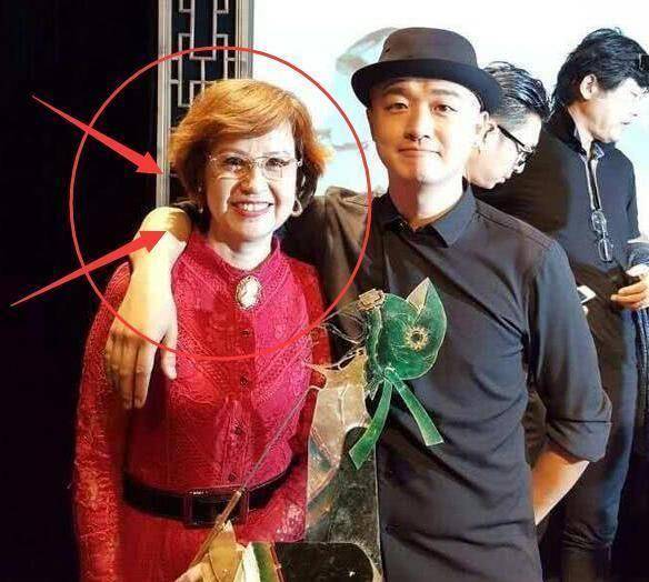 但很多人不知道的是他竟然是混血,包贝尔的妈妈有国外血统,其实从她的