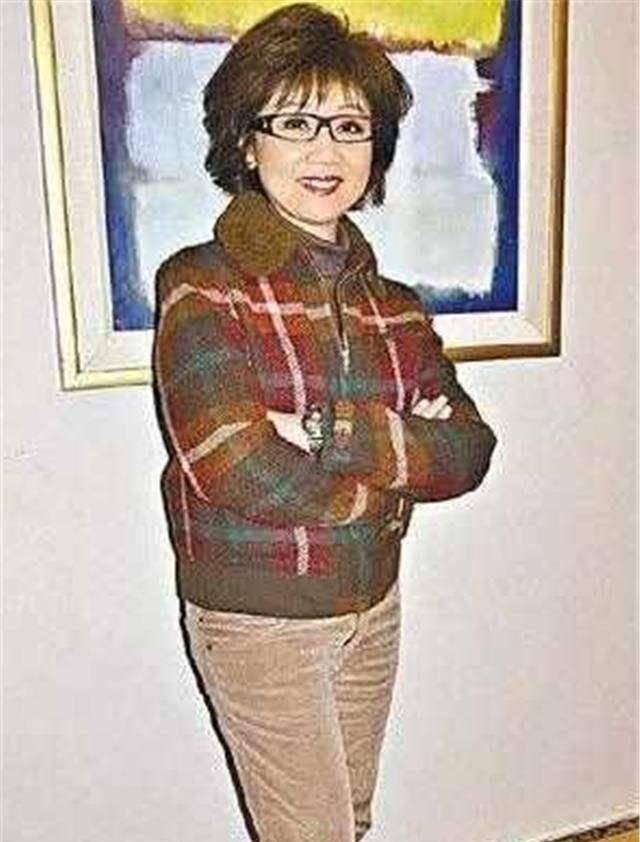 金曲之母张德兰晒庆生照,60岁打扮还花哨,但天然脸气质优雅啊!