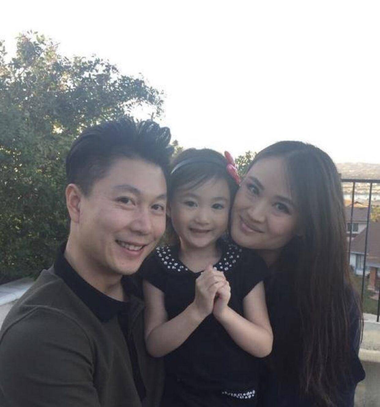 奥运冠军李小鹏女儿参加花滑比赛,意外摔倒优雅起身