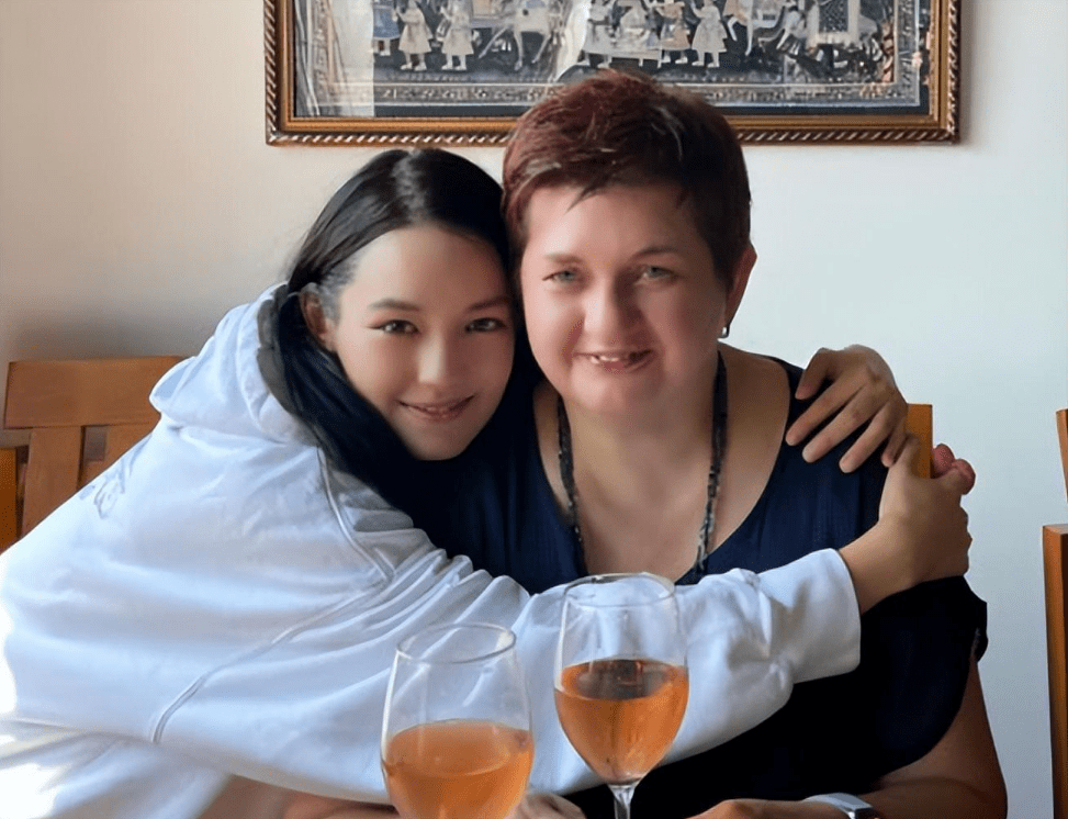 演员李崇霄:和妻子恩爱23年,51岁英年早逝,混血女儿貌美如花_茵娜