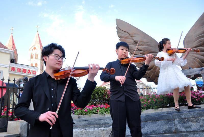 青青之岛,爱乐之城小提琴快闪活动在青岛市南安娜公主楼上演