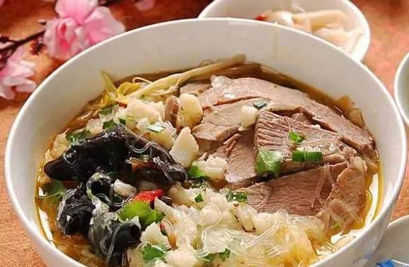 回民街区东南亚甄糕枣泥混合糯米蒸制,红颜甜点.