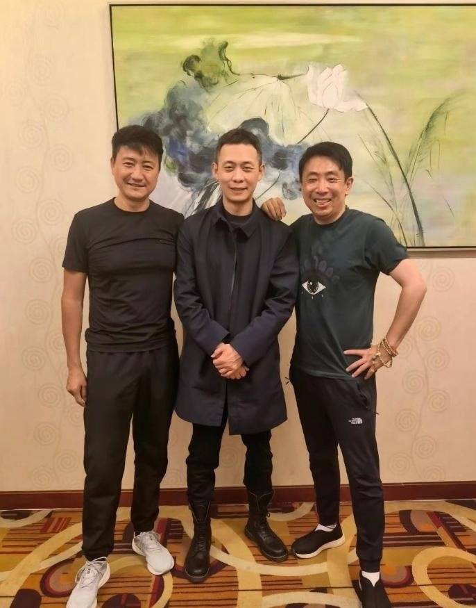 《他是谁》剧组演员合照曝光 张译站c位穿风衣显拘谨_范雷_老友_深