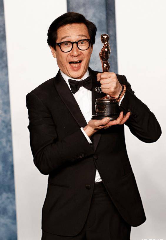 华裔男星关继威获奥斯卡后担心未来,为何媒体对他沉默不语?