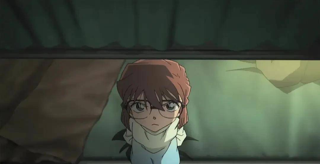 准备工作的设施内,发生了案件——一名女性工程遭到黑衣组织的绑架,而