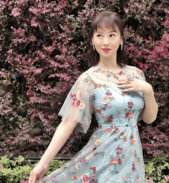 翁虹近照与30年前对比,身材容貌依旧不变,网友直呼:还是水蜜桃_养生