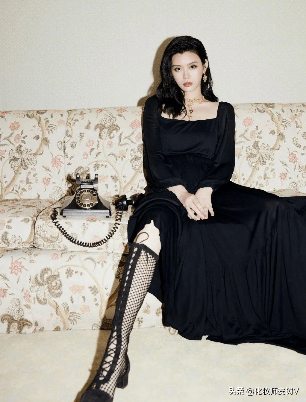 奚梦瑶与何超莲同场亮相,何超莲穿白裙高贵,却被奚梦瑶抢尽风头_色彩