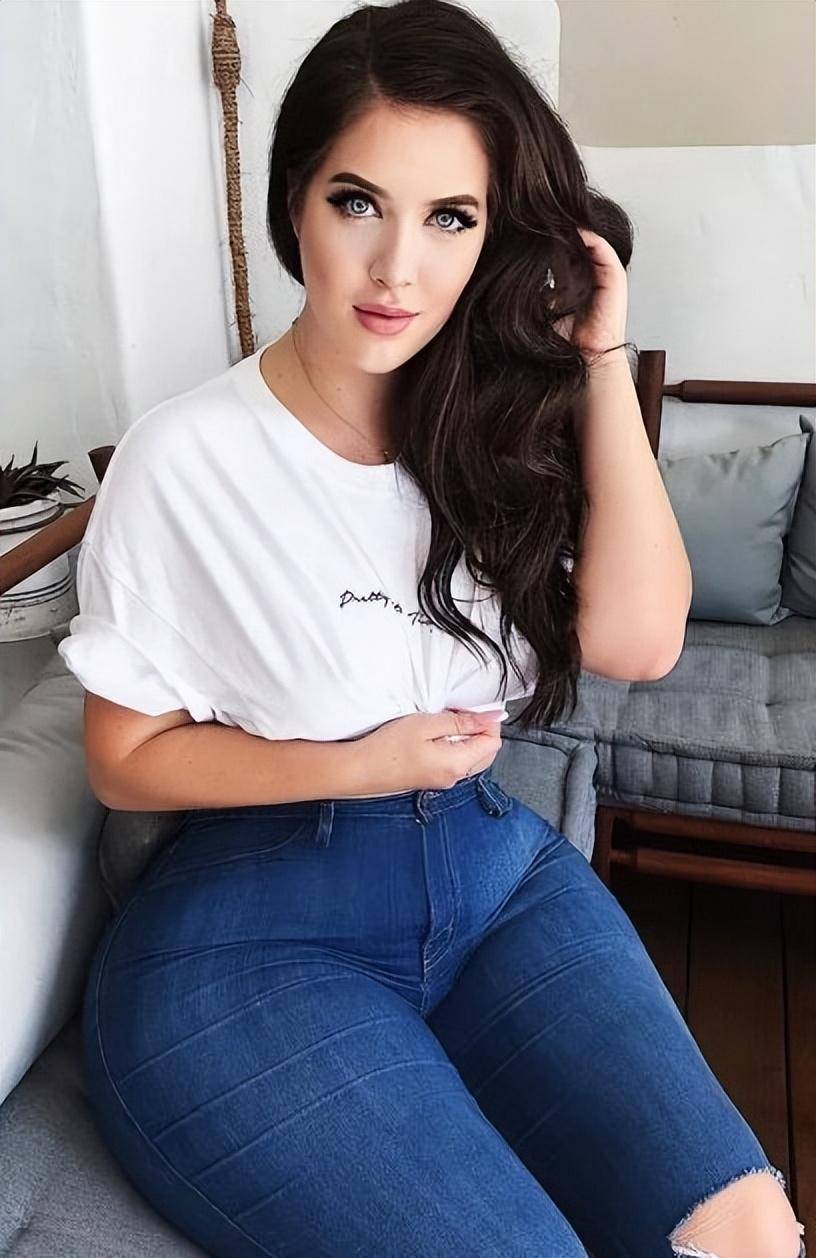 holly lua壮观而别致的体格使其有可能在大码类别的模特业务中取得