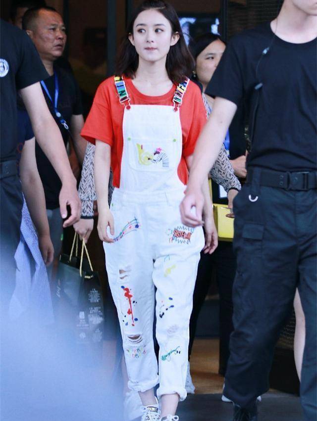 被赵丽颖的背带裤萌到不行,裤子上贴满了卡通贴纸,稍微系起来,搭配