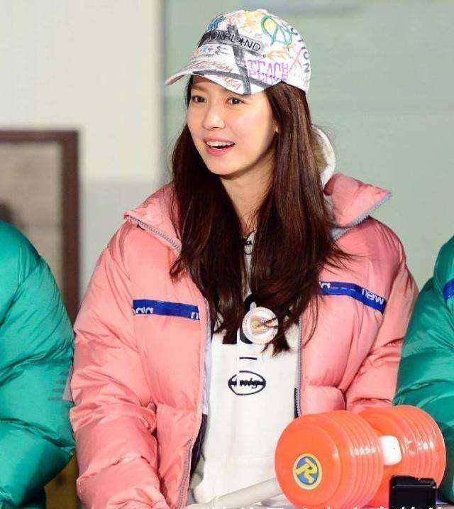 宋智孝剪完短发更气质,白衬衫配粉色喇叭裤清新减龄,哪像37岁_女孩子