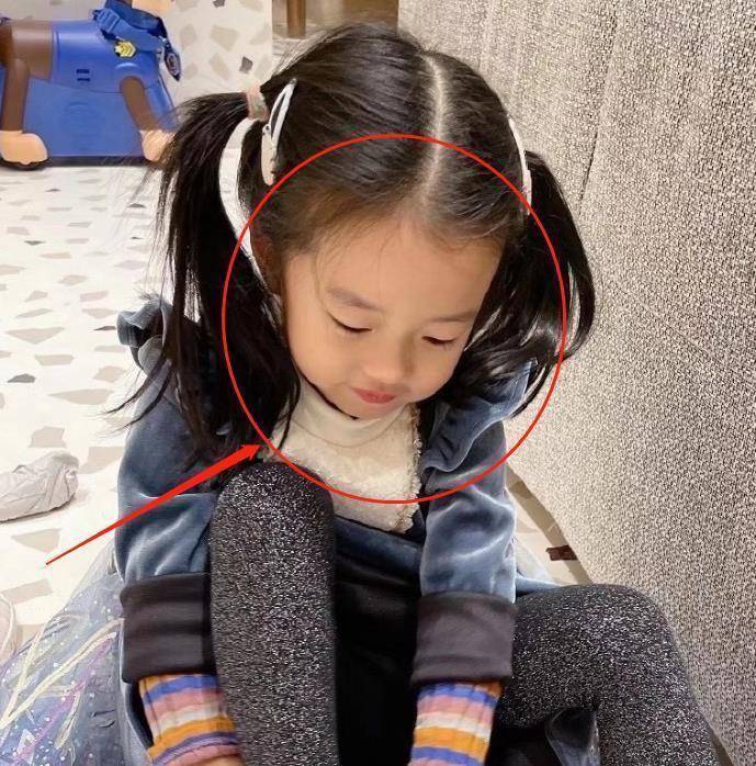 陈赫首次晒大女儿正脸,安安晒新鞋,一听价格就酸了_照片_张子_鞋子