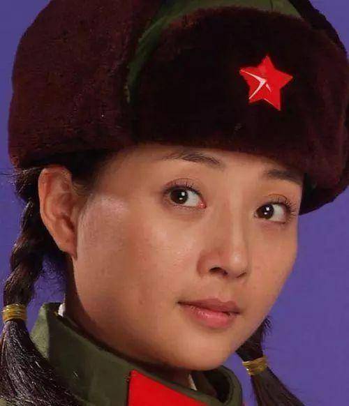 7位軍裝從軍女星老照,孫儷英姿颯爽,劉濤滿臉嬰兒肥_劉曉慶_袁立_女兵