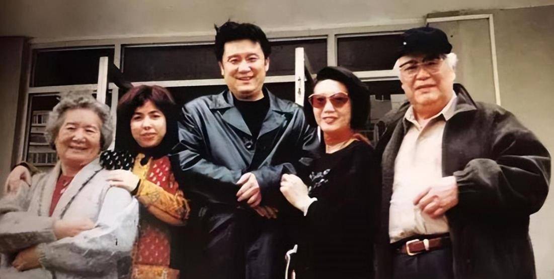 在家人的祝福下,2004年迪里拜尔和于晓阳结婚了,婚后迪里拜尔就减少了