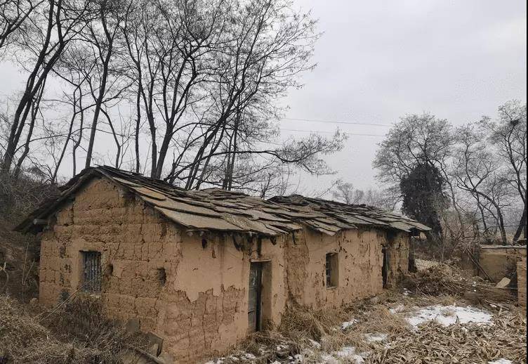 "听祖辈说,逃到这里后,住的是茅草房.后来,又变成了石板房.