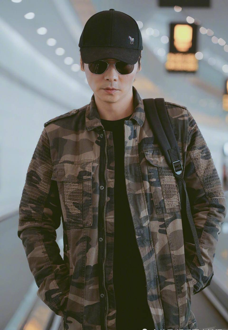 张晋晒机场照 自曝"快点"遭网友调侃怕晚回家老婆家法"伺候"_蔡少芬