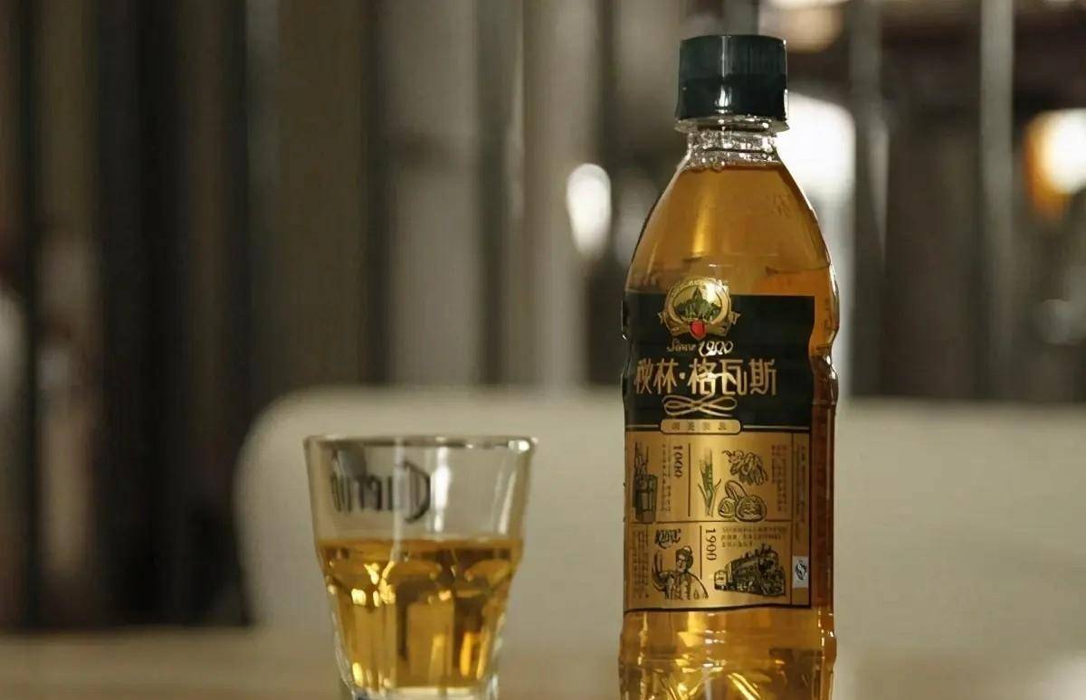 虽然说格瓦斯是面包发酵的,但是喝起来还不如啤酒,饮料不饮料,啤酒不