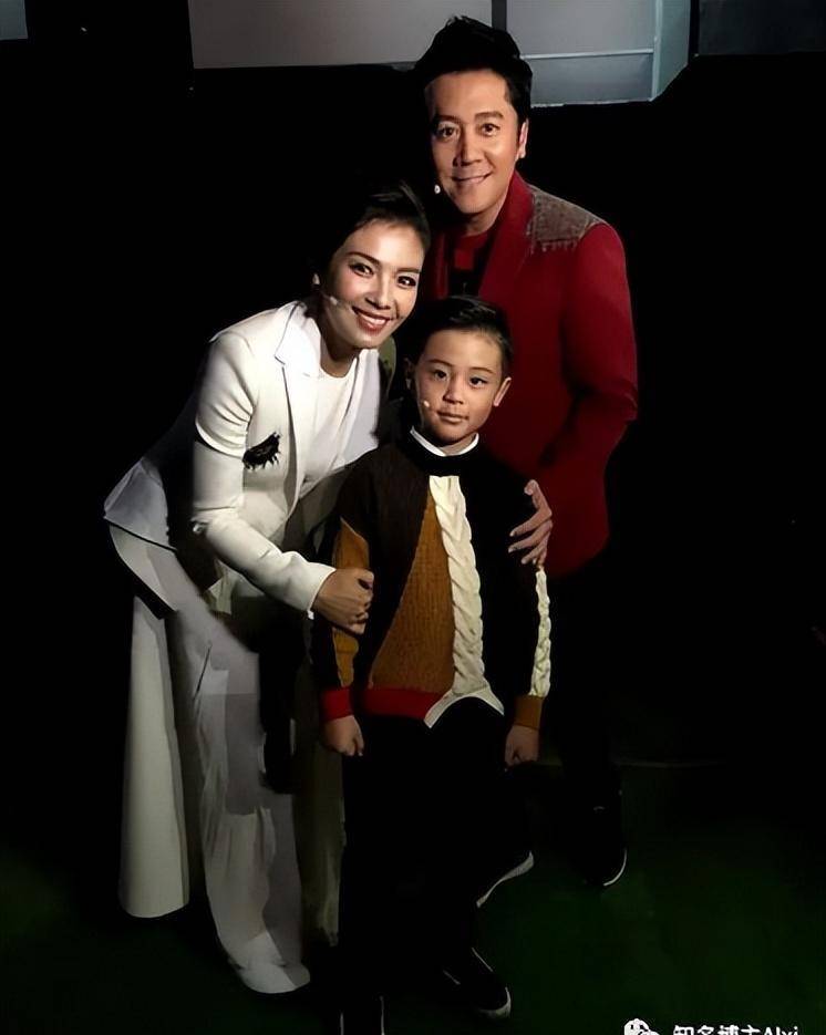 蔡国庆一家三口罕见同框,儿子是学霸,老婆很美建议直接出道_秦娟_蔡轩