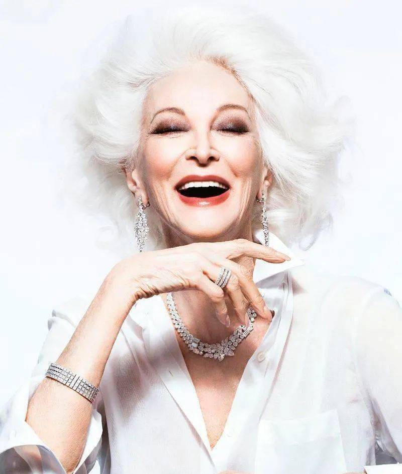 白发超模卡门:3次离婚2次破产,91岁只裹着床单出镜,大长腿惊艳_婚姻