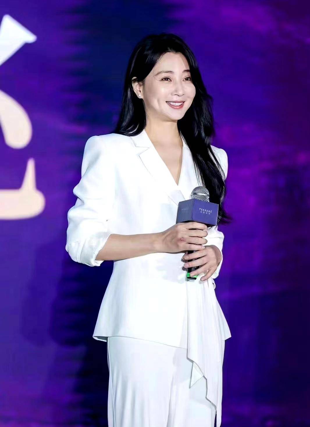 43岁殷桃出席活动,白色西装搭配阔腿裤,精致优雅气质出众!