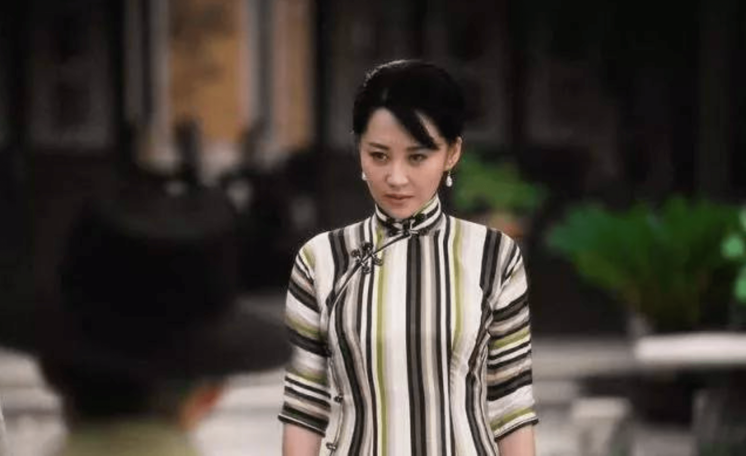 在话剧的舞台上,许晴的旗袍造型同样让人美得不可方物.