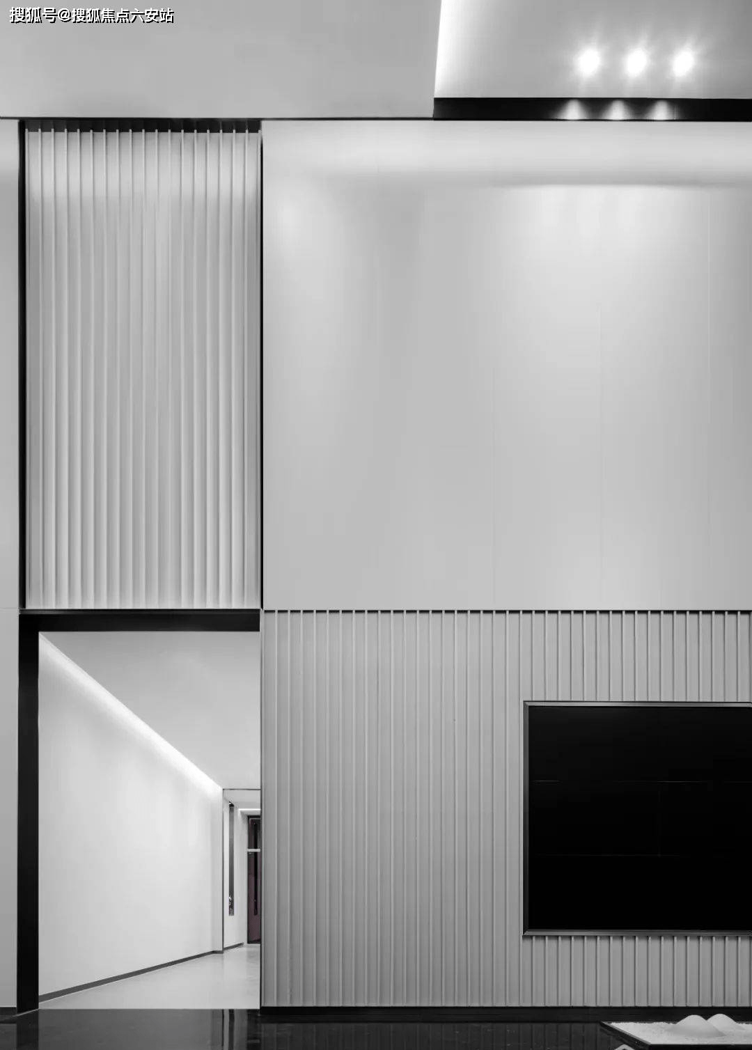 为了强化空间的秩序感,主接待处以深灰色格栅铝板,浅色石材,深色金属