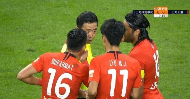 1米92神锋禁区倒地遭无视,流血怒吼太气愤_托维奇_姆比亚_奥斯卡